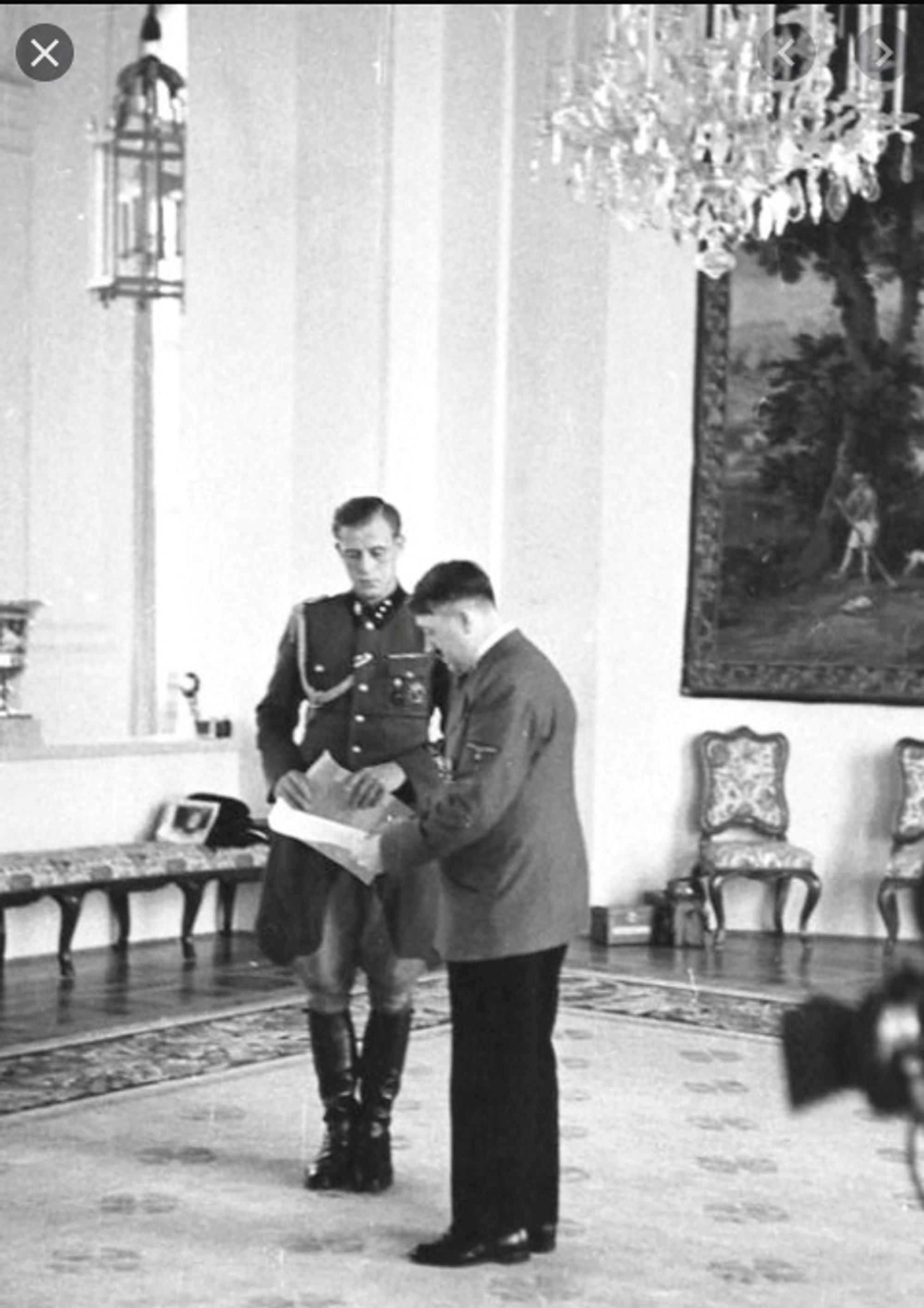 Günsche mit Hitler