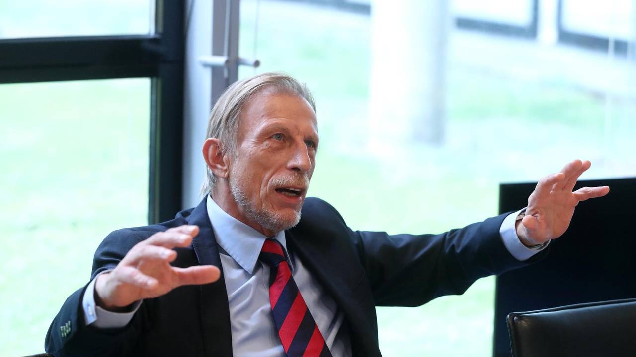 Christoph Daum gestikuliert bei einem Interview mit dem EXPRESS im DuMont-Haus.