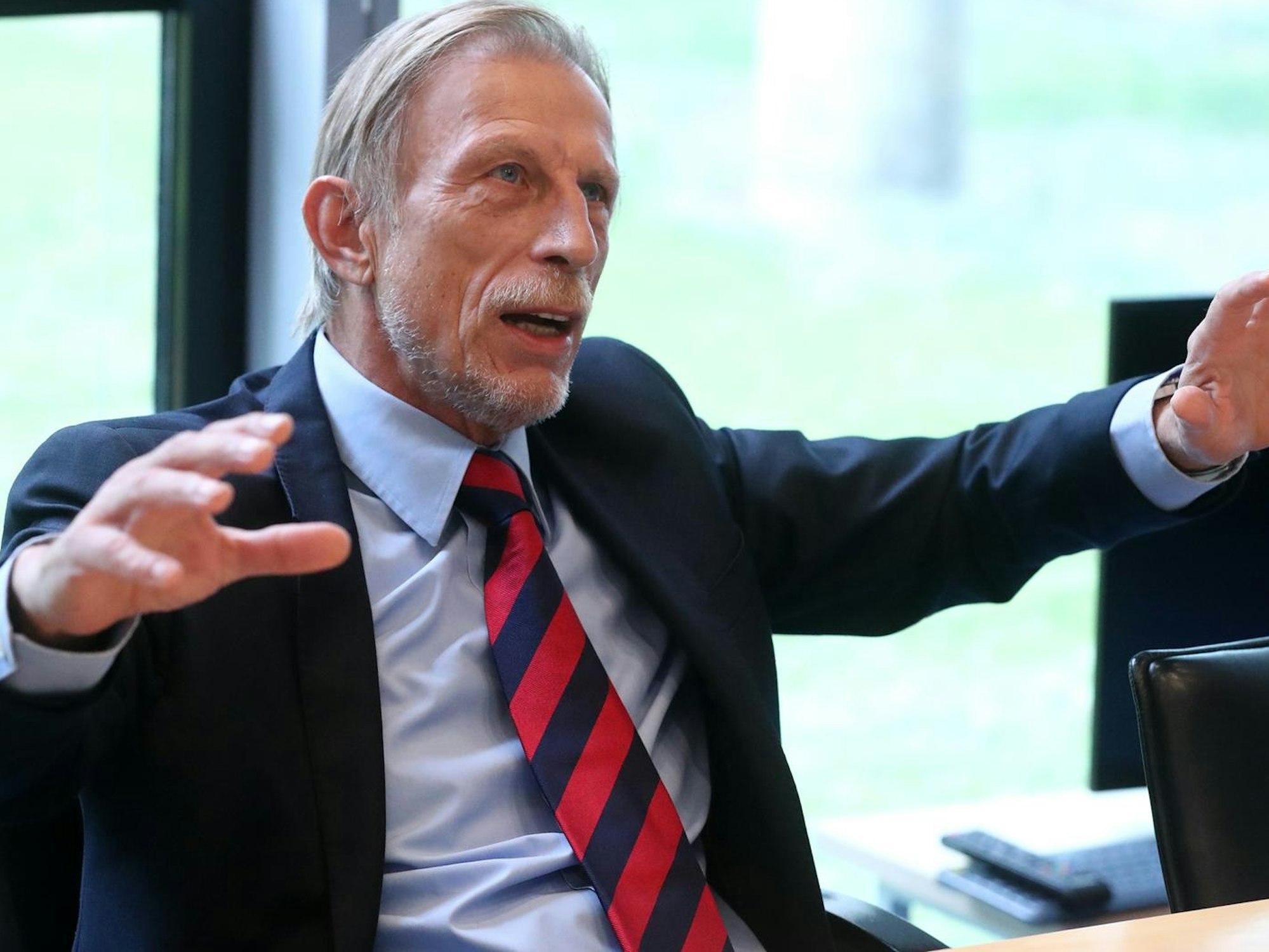 Christoph Daum gestikuliert bei einem Interview mit dem EXPRESS im DuMont-Haus.