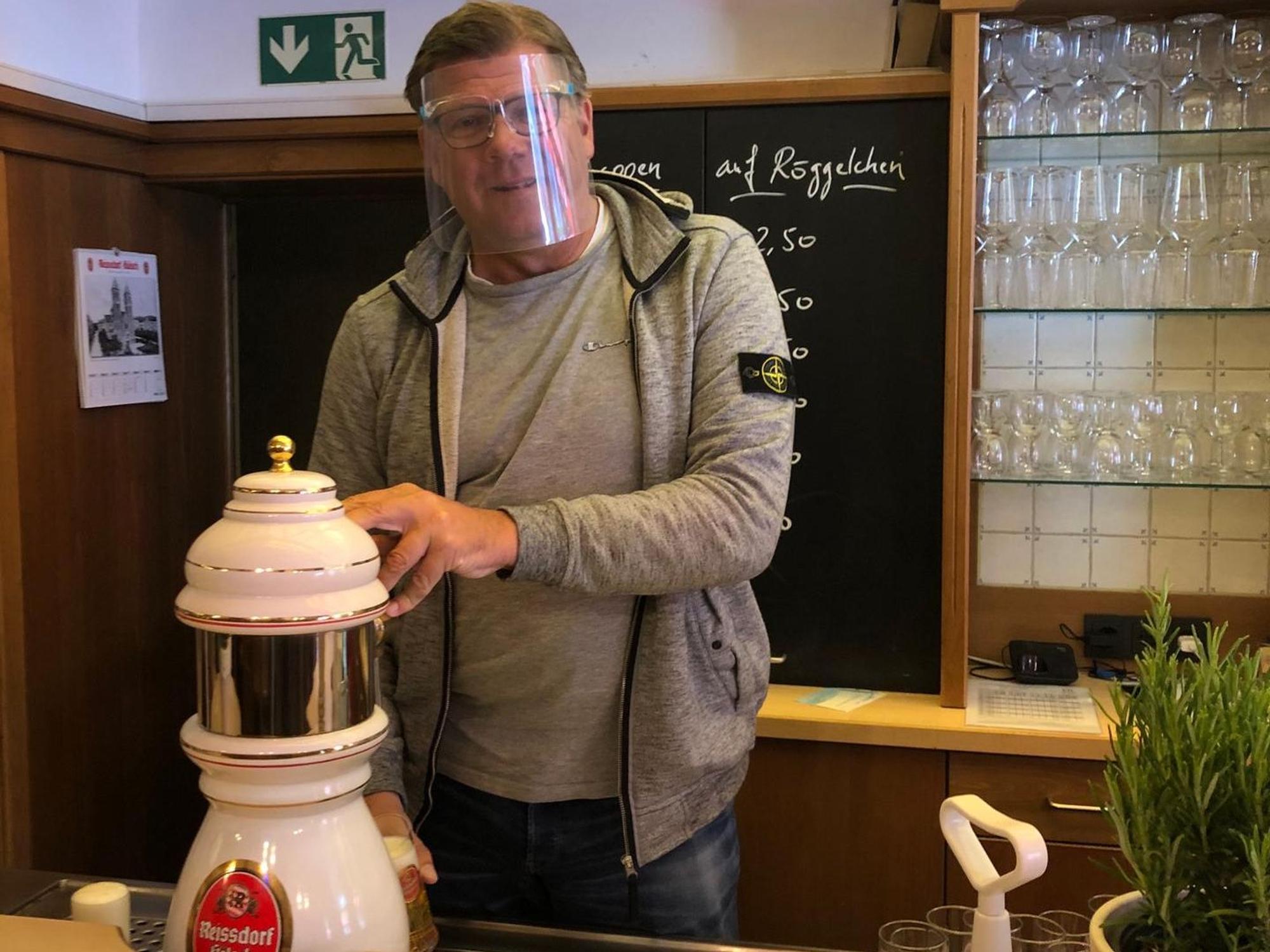 Martin Schlüter zapft ein Kölsch.