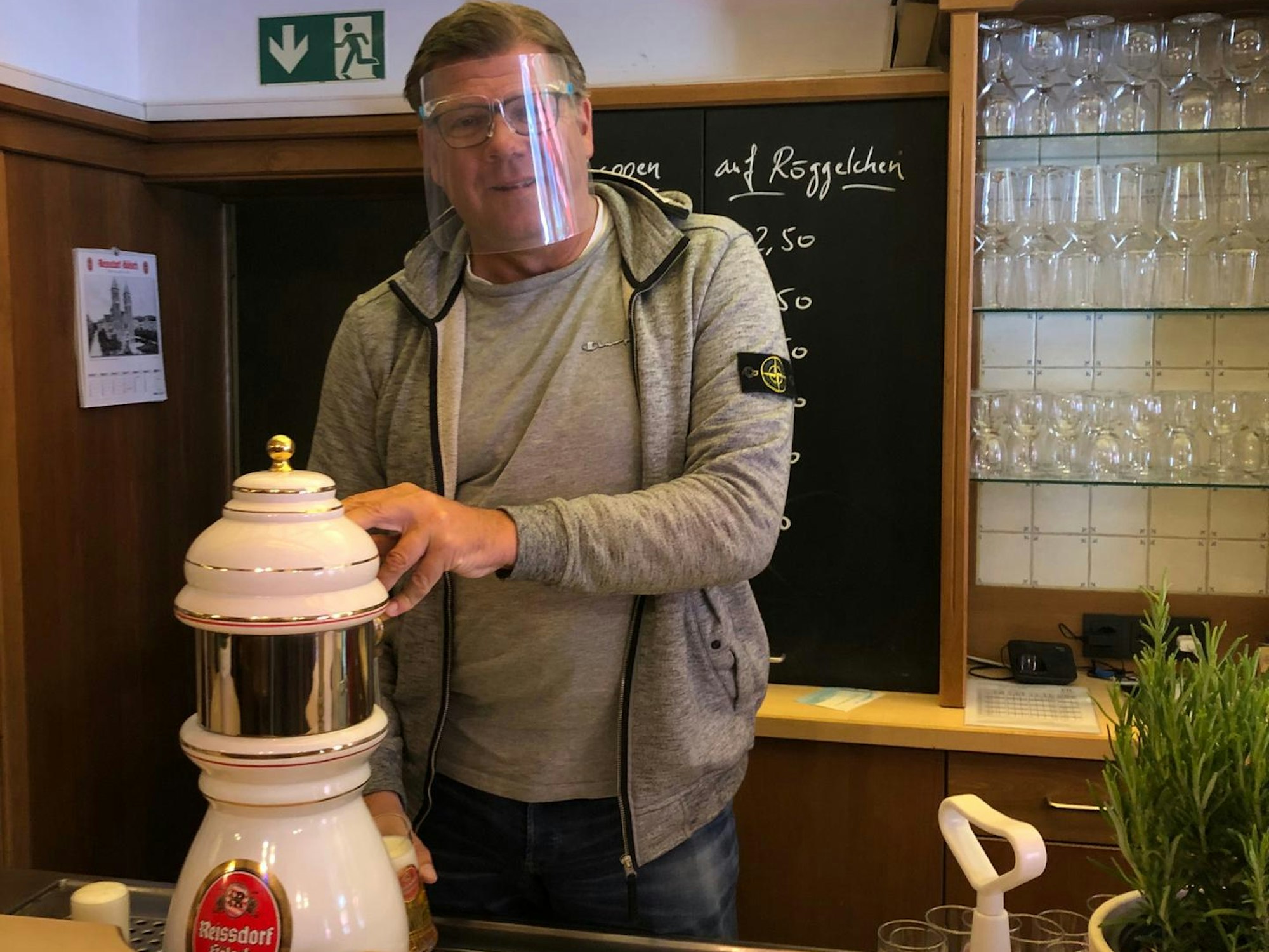 Martin Schlüter zapft ein Kölsch.