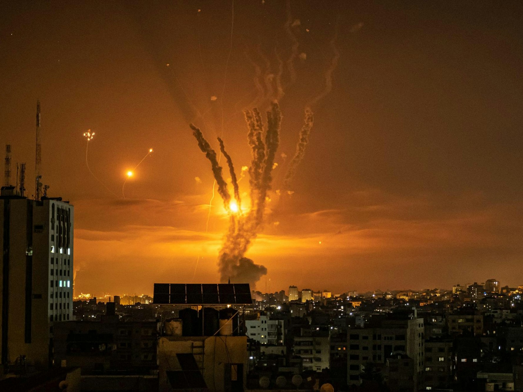 Israelische Bomben explodieren in Gaza. Das Foto wurde am 14. Mai 2021 aufgenommen.