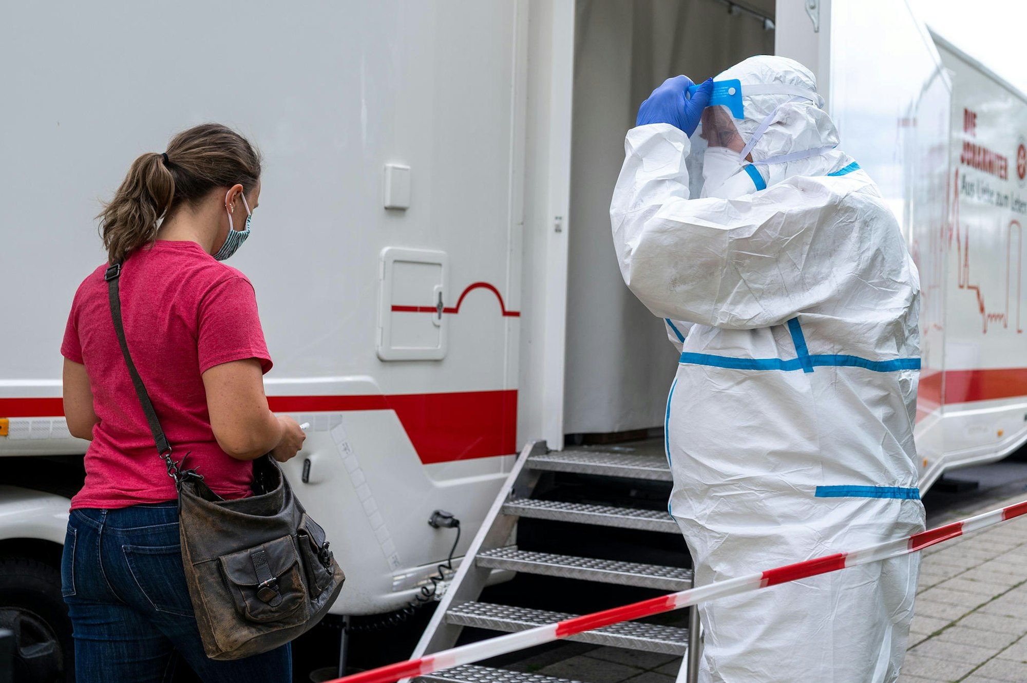 Eine Frau betritt das Testzentrum am Kölner Flughafen.