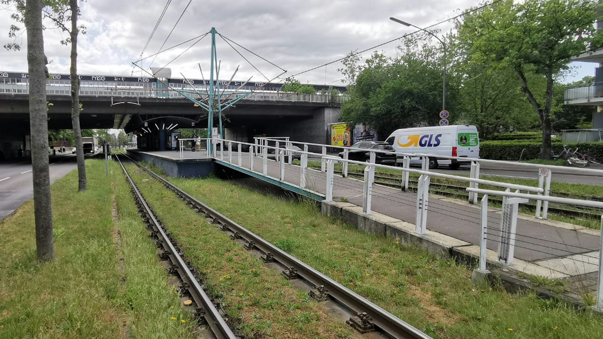 Die KVB-Haltestelle Amsterdamer Straße.