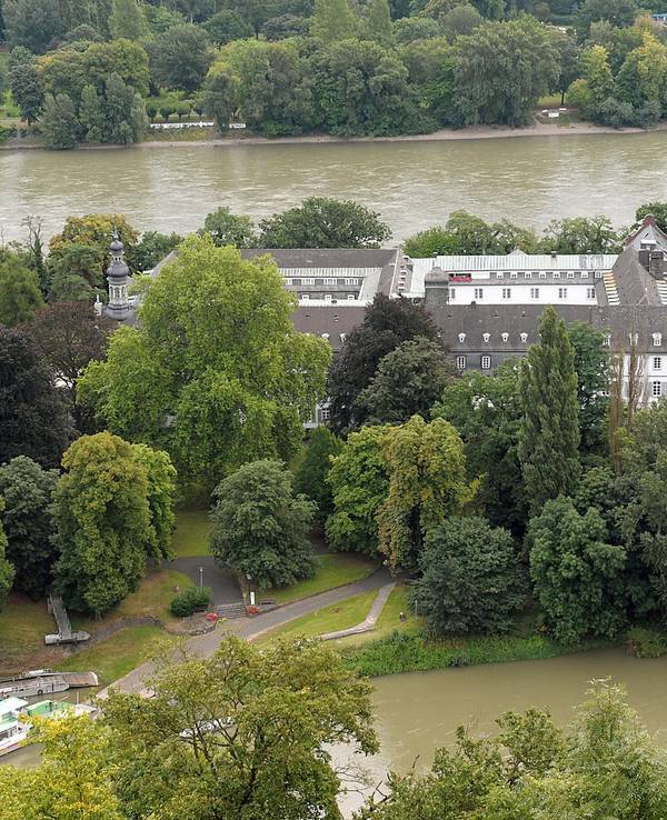 Das Franziskus Gymnasium auf der Rheininsel Nonnenwerth