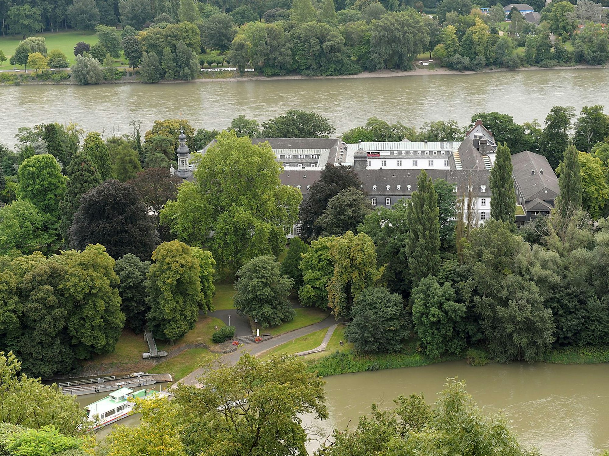 Die Schule liegt auf einer Insel inmitten von Bäumen.