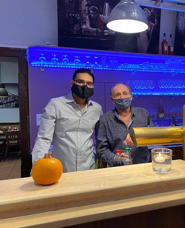 Dieter Weyrich (✝) und Ali Mohammad hinter der Theke des „Mo's Kitchen“