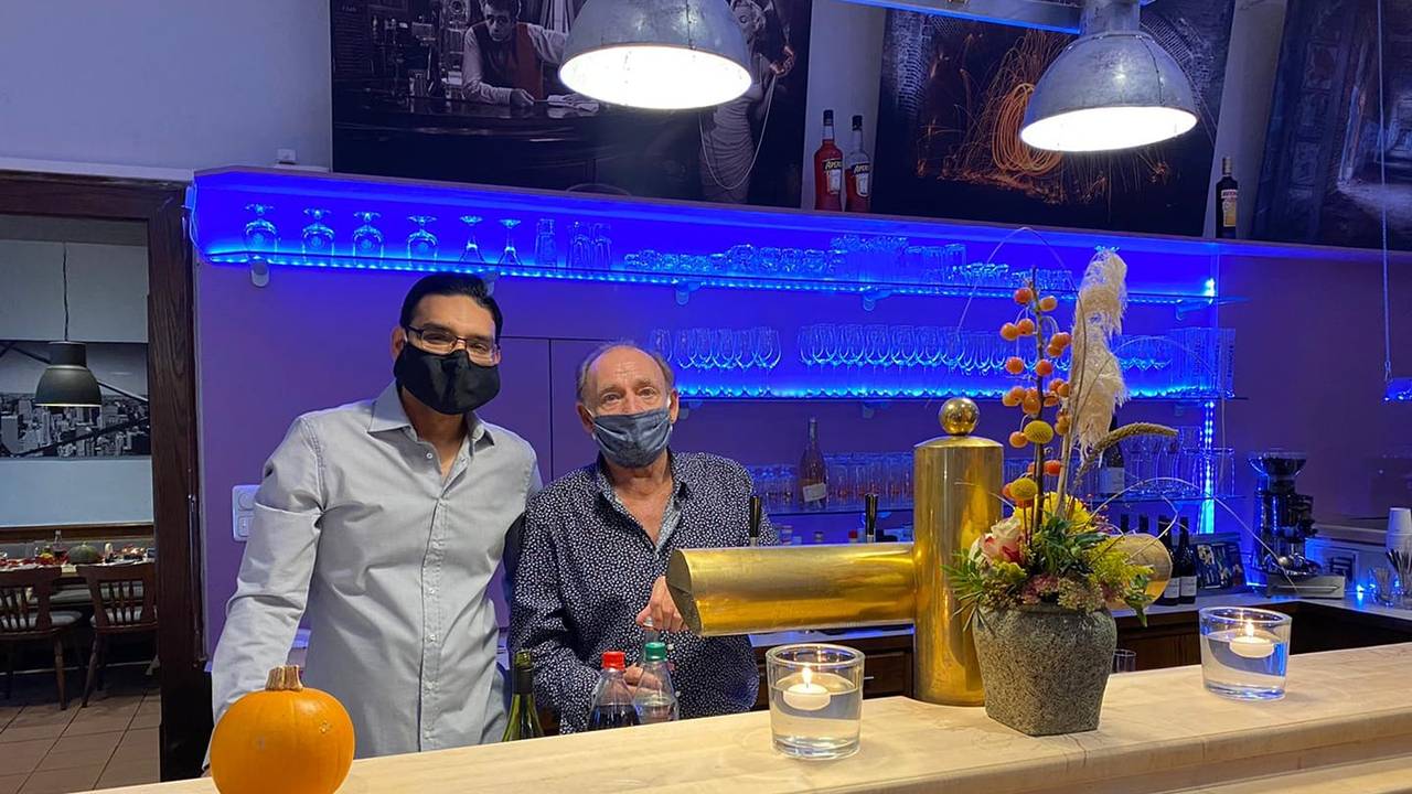 Dieter Weyrich (✝) und Ali Mohammad hinter der Theke des „Mo's Kitchen“
