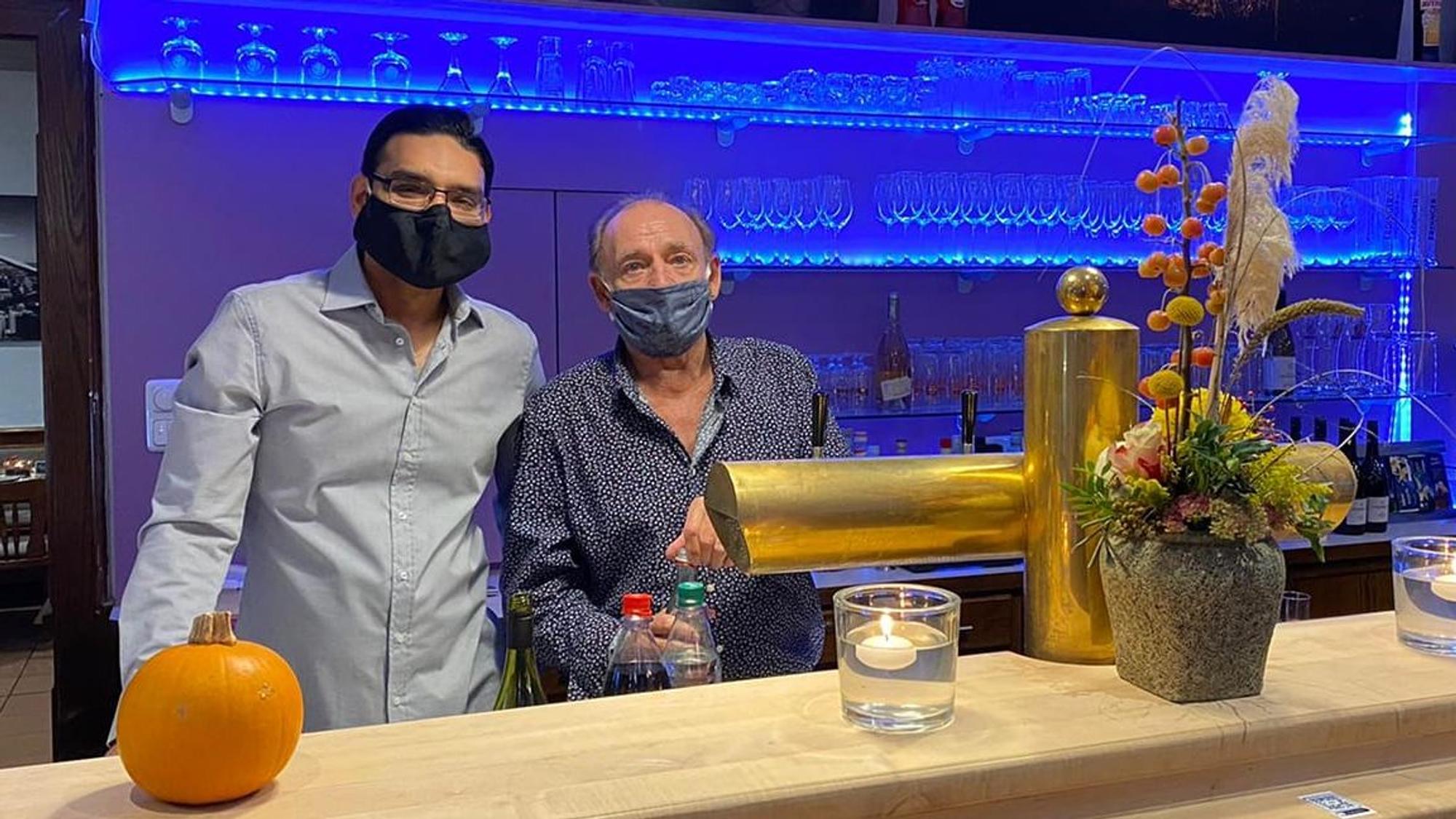 Dieter Weyrich (✝) und Ali Mohammad hinter der Theke des „Mo's Kitchen“