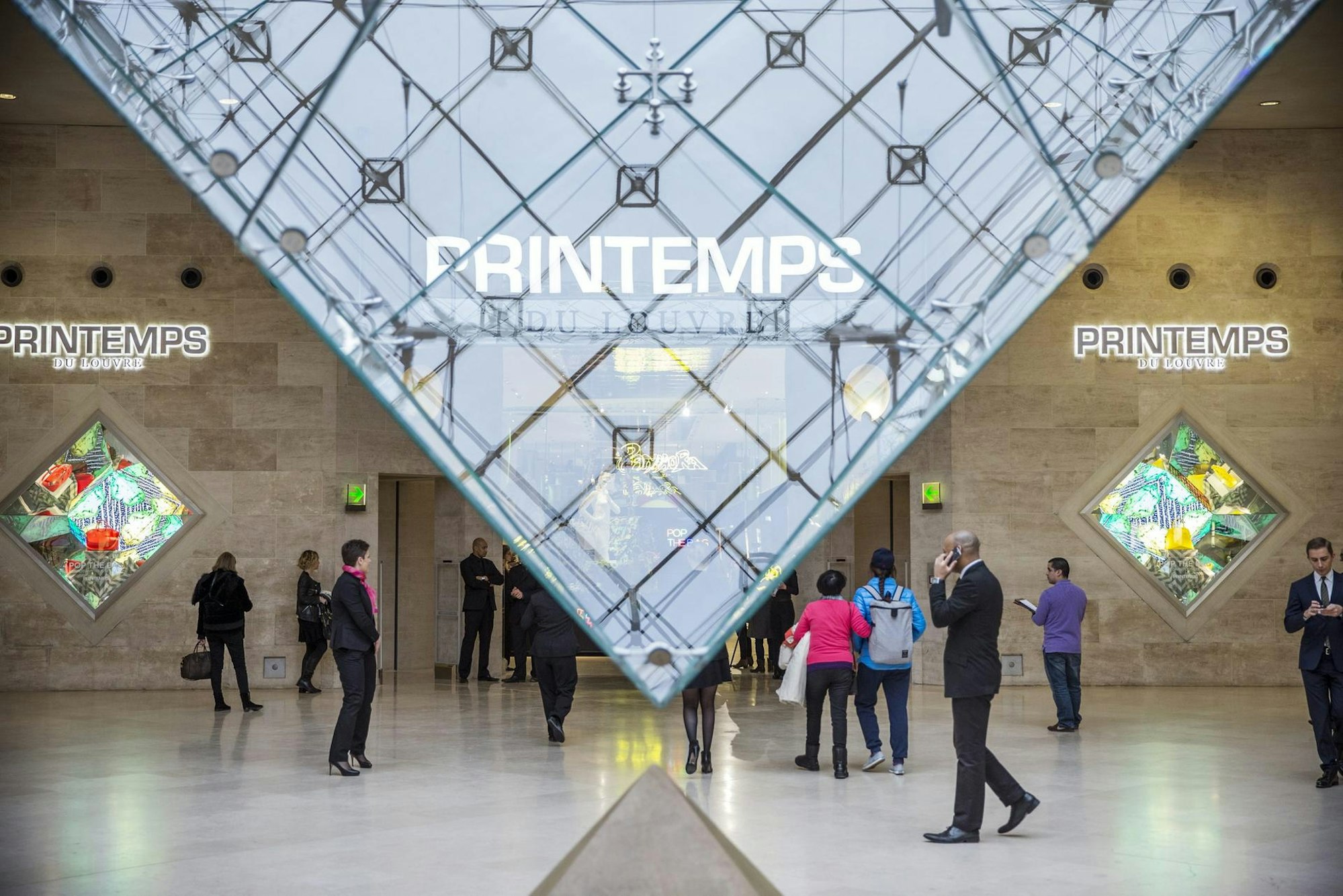 Louvre_Pyramide_Unten