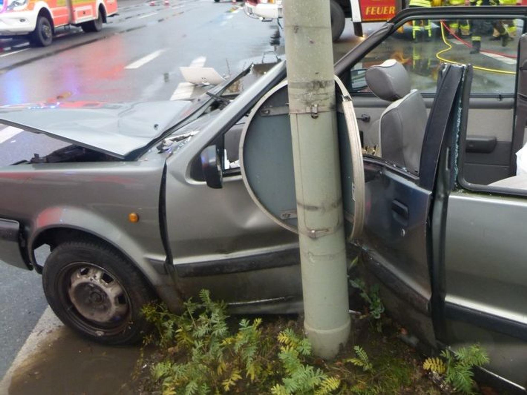 Der Nissan des Mindeners prallte mit der Fahrerseite gegen einen Ampelmasten.