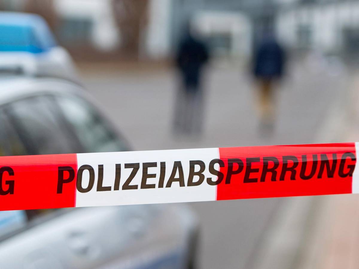 Das Foto zeigt ein Absperrband der Polizei.