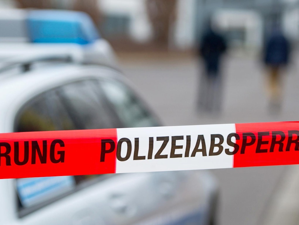 Das Foto zeigt ein Absperrband der Polizei.