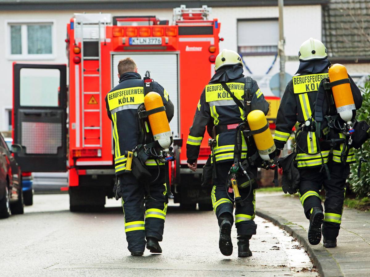 Feuerwehrmänner beim Löschen eines Brandes in Köln
