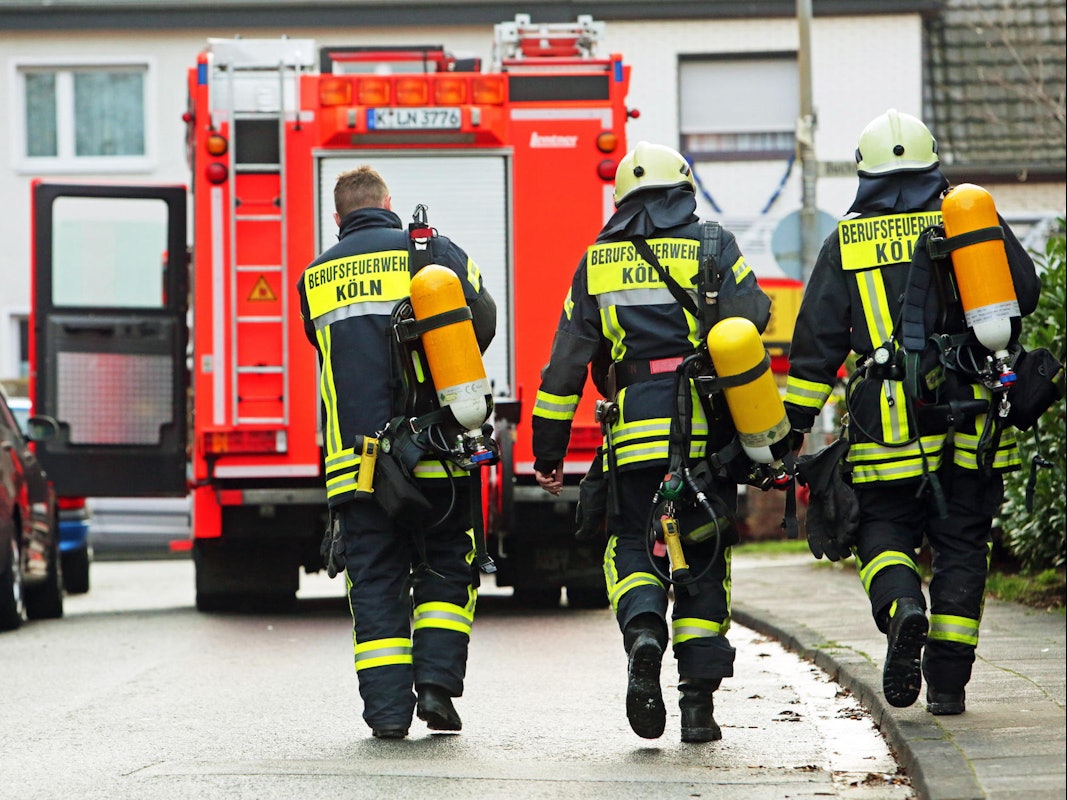 Feuerwehrmänner beim Löschen eines Brandes in Köln