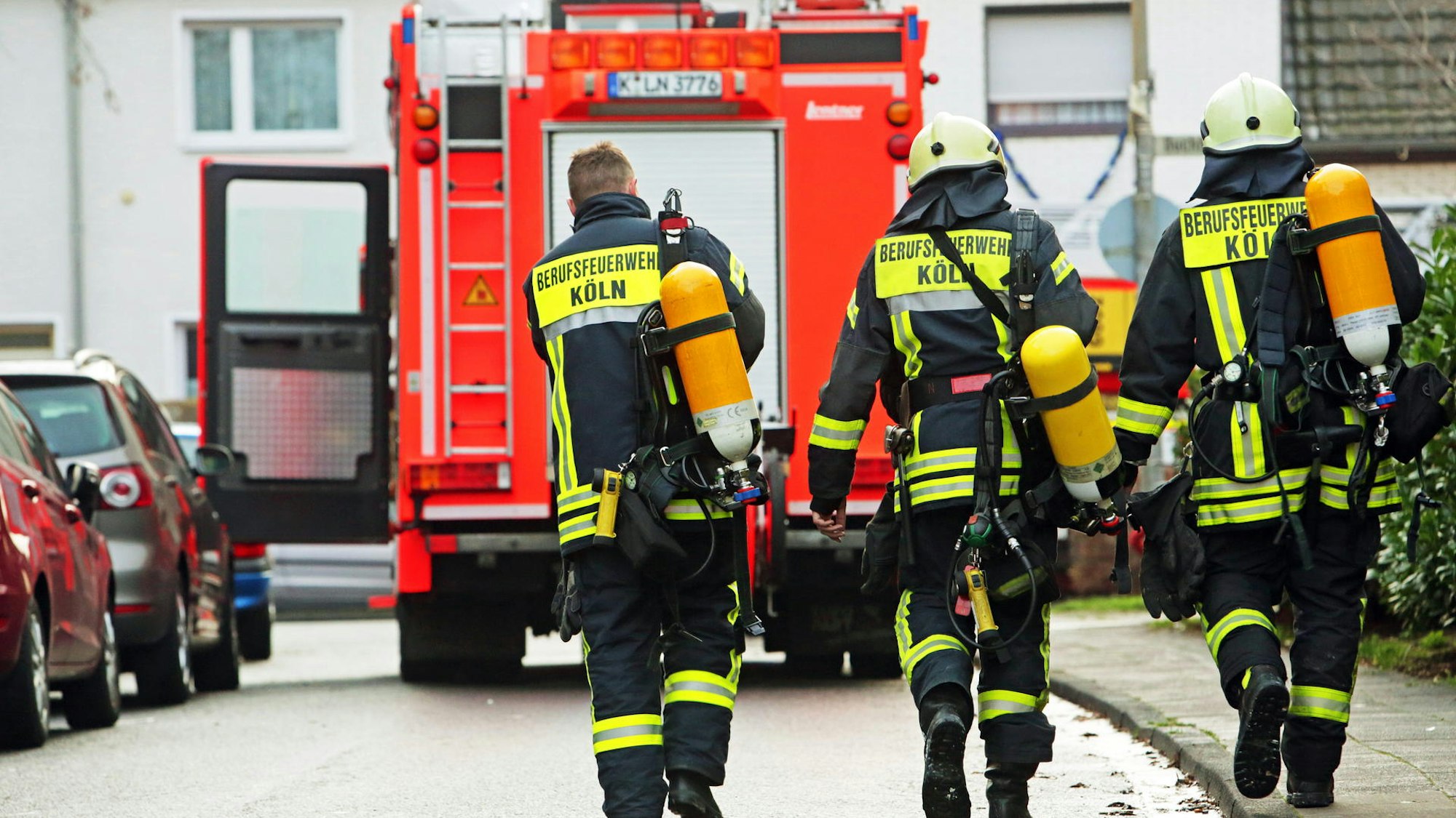 Feuerwehrmänner beim Löschen eines Brandes in Köln