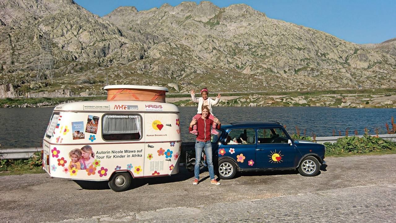 Nicole_mit_Tochter_Wohnwagen_020819