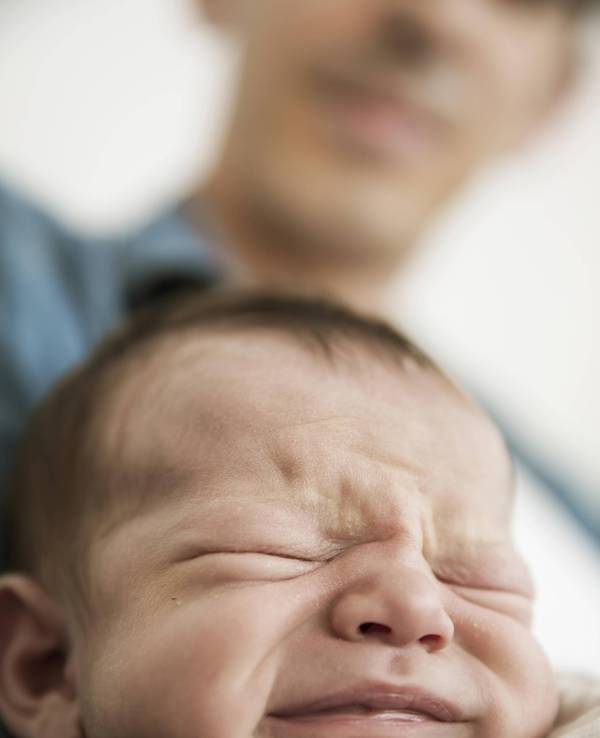 Baby mit zerknautschtem Gesicht.