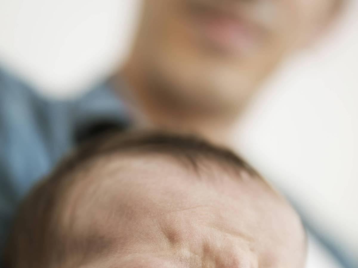 Baby mit zerknautschtem Gesicht.