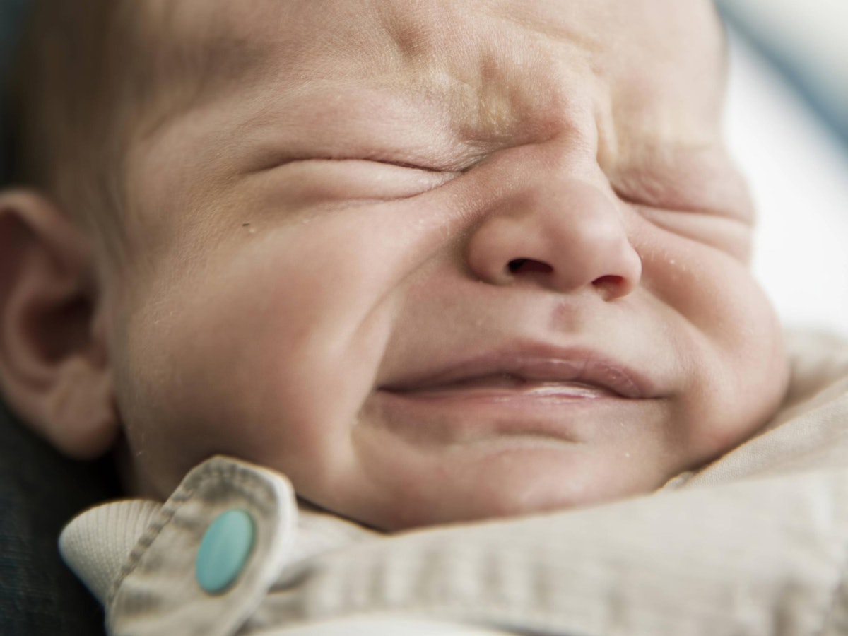 Baby mit zerknautschtem Gesicht.