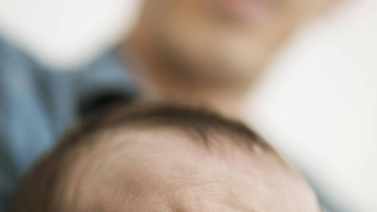 Baby mit zerknautschtem Gesicht.