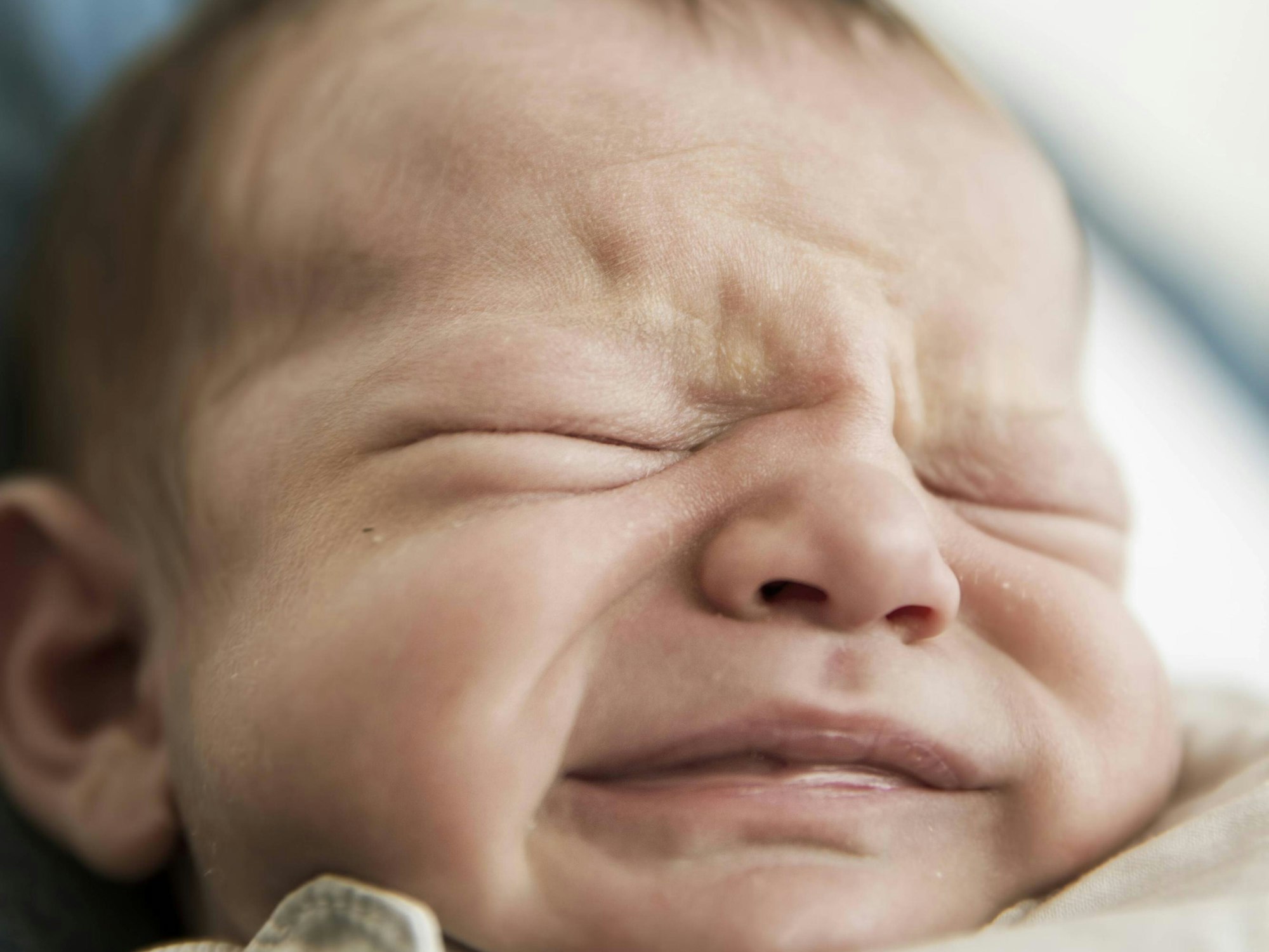 Baby mit zerknautschtem Gesicht.
