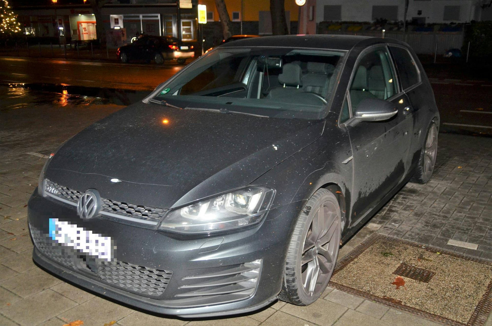 Auf der Fahrerseite eines VW Golfs sind mehrere Einschusslöcher.