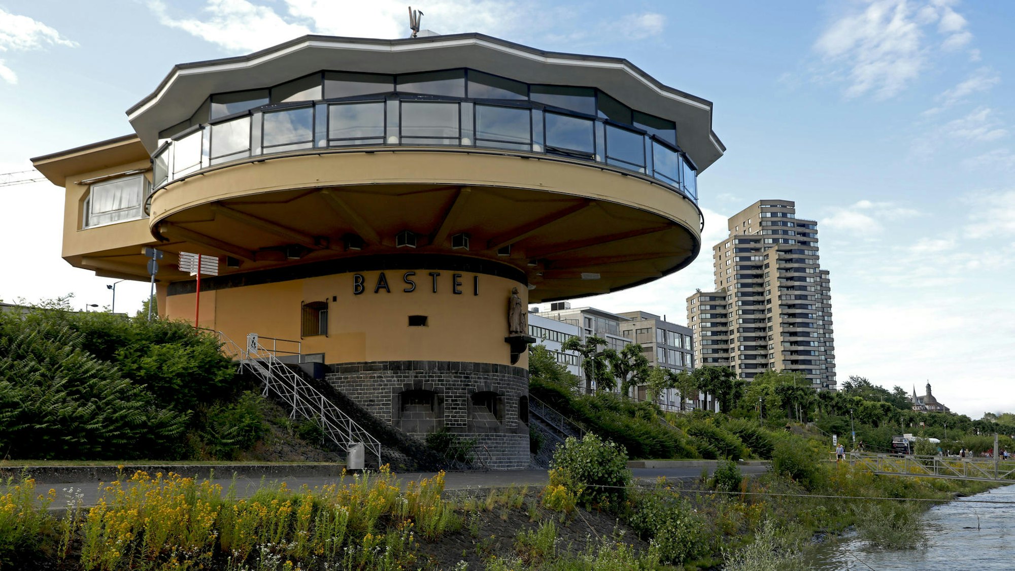 Die Bastei steht am Rheinufer.