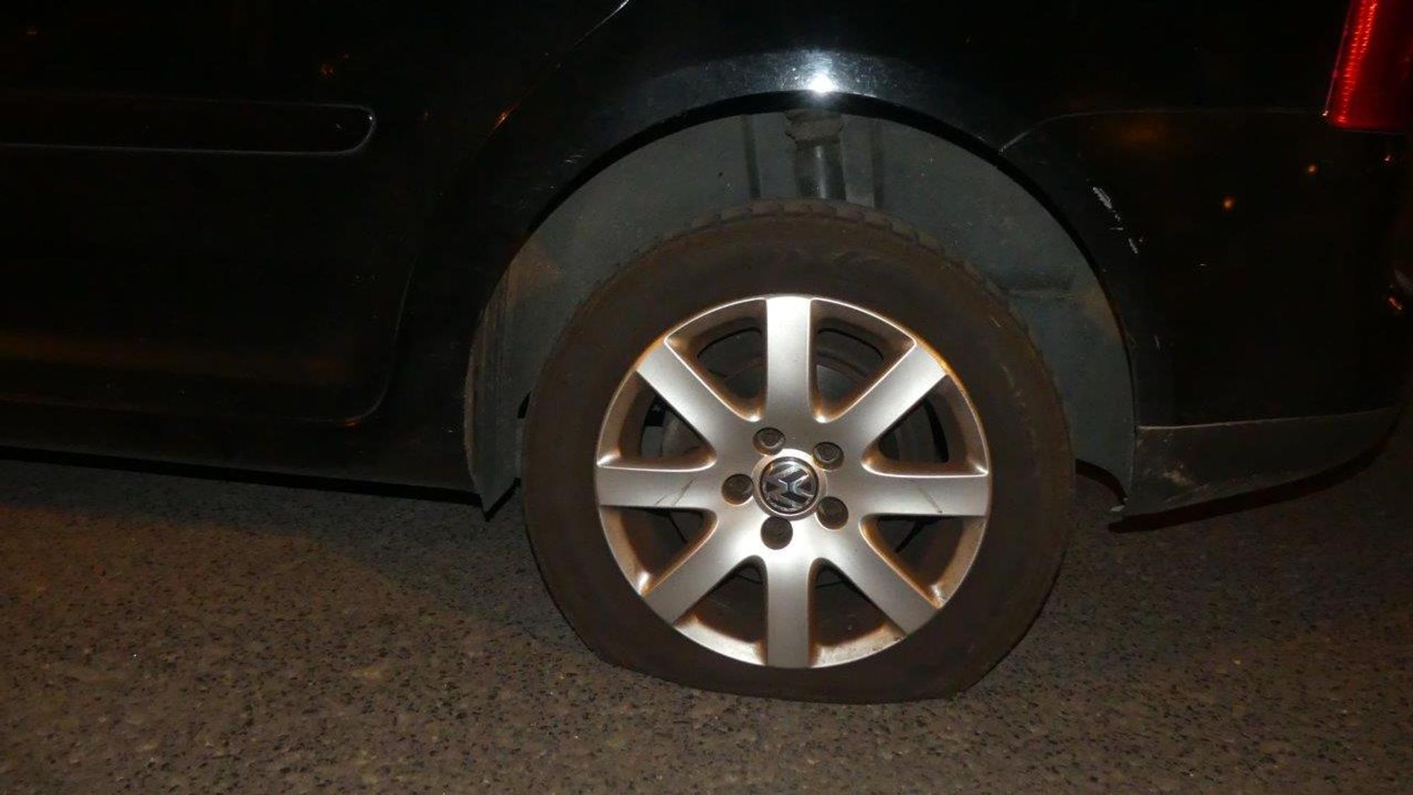 Der Reifen eines Autos ist platt.