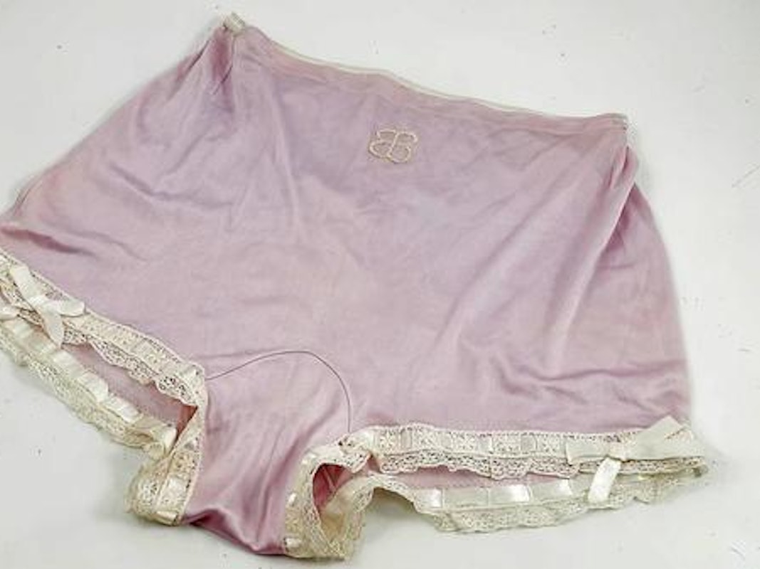 Eva-Brauns-Schluepfer-wird-versteigert