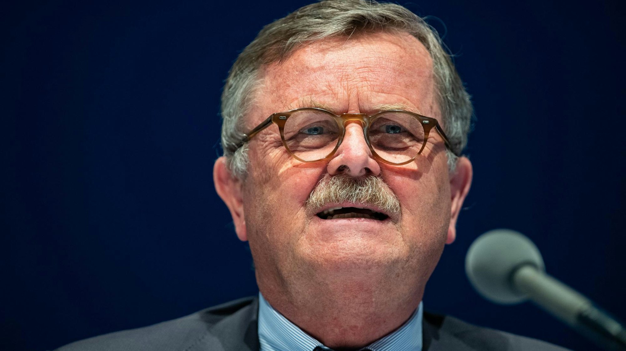 Frank Ulrich Montgomery beim Deutschen Ärztetag auf dem Podium