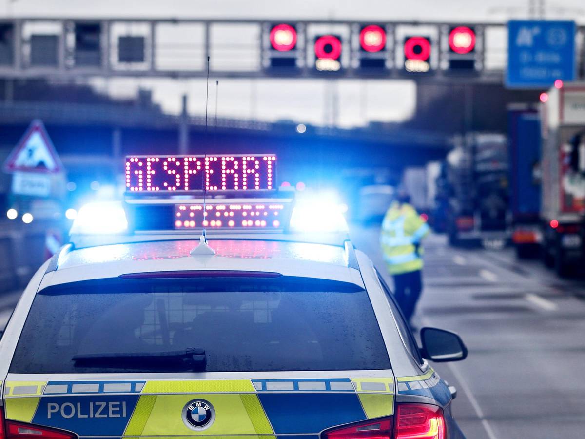 Die Autobahn musste nach dem Unfall gesperrt werden