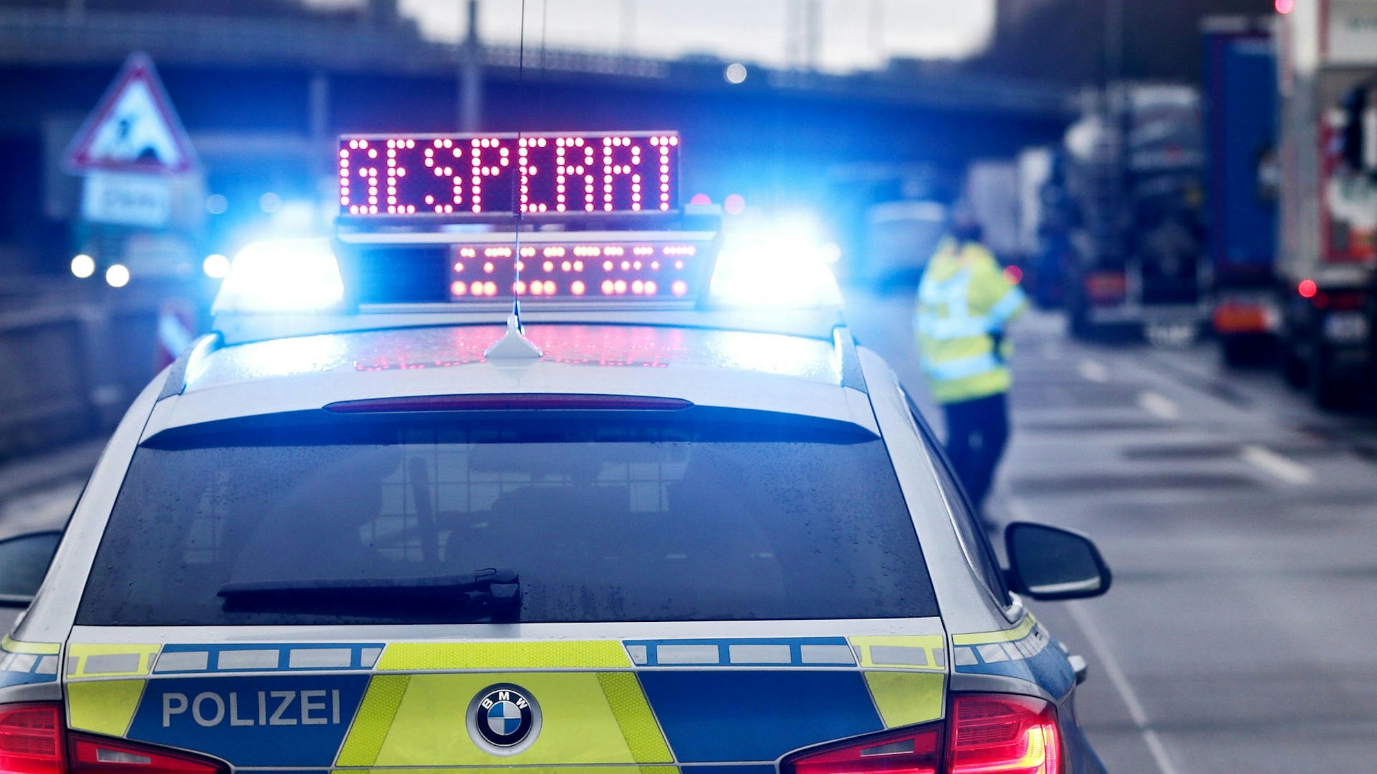 Die Autobahn A1 ist auf diesem undatierten Foto von der Polizei gesperrt worden.