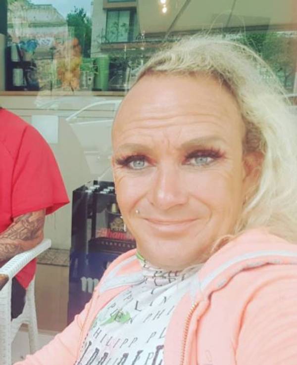 Mallorca-Auswanderer Caro und Andreas Robens lächeln in die Kamera