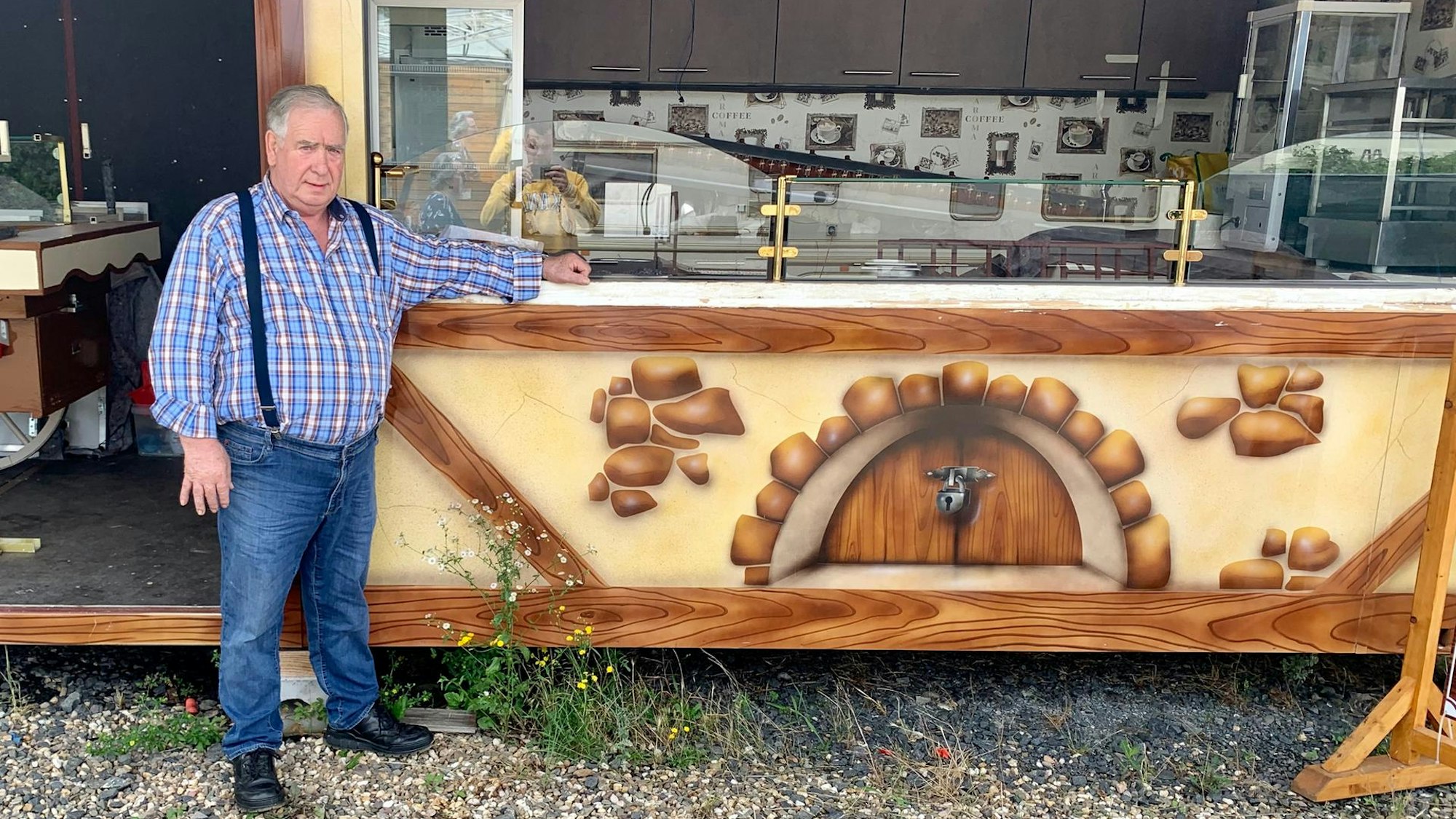 Theo Hardt steht vor seinem Bistro-Wagen.