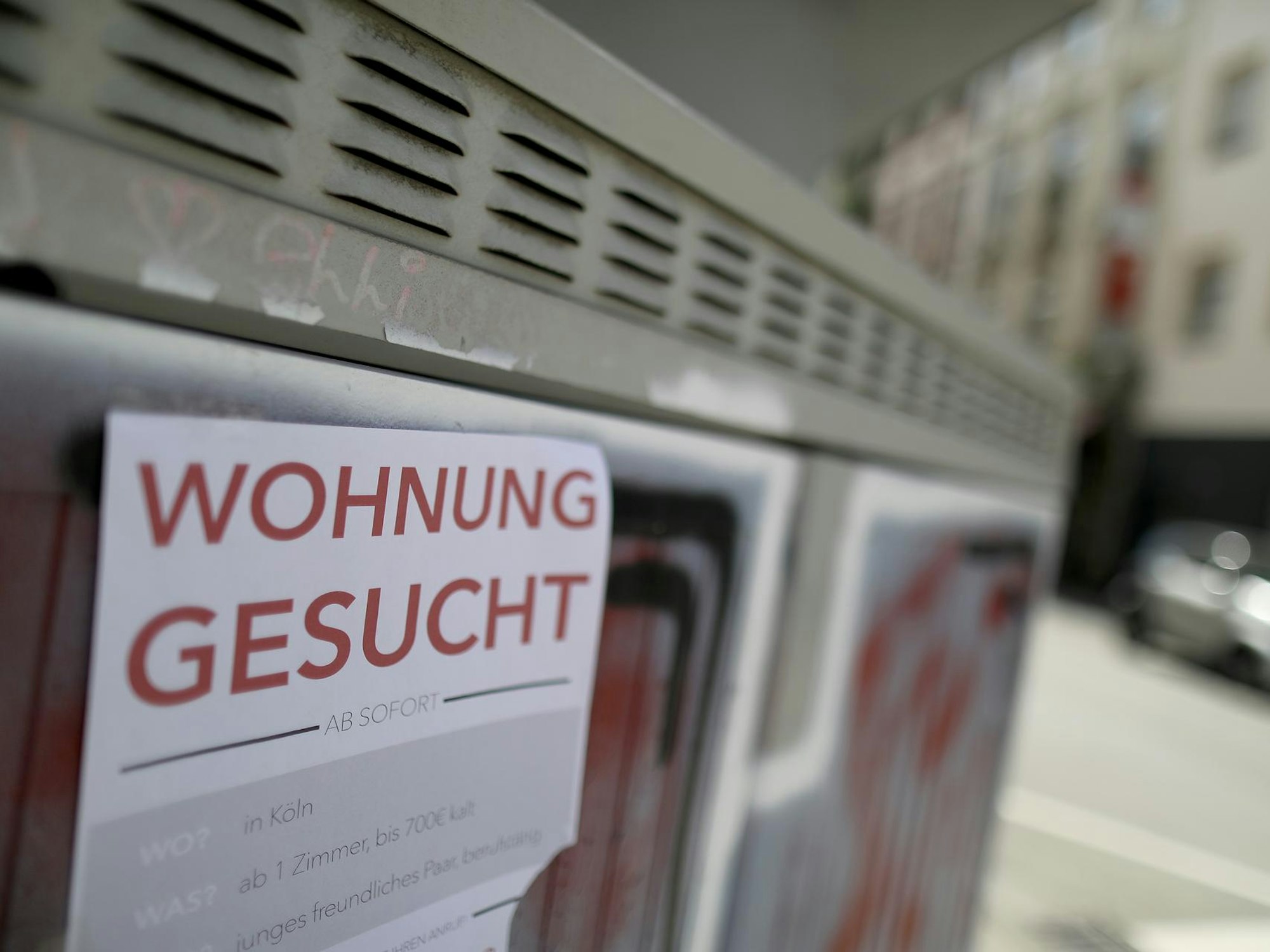 Ein Infozettel zur Wohnungssuche hängt an einem Briefkasten.