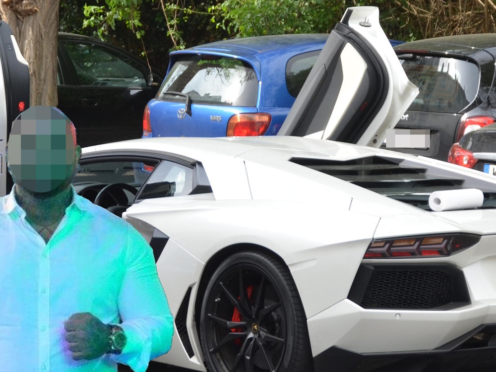 Aykut Ö. steht vor einem Lamborghini.