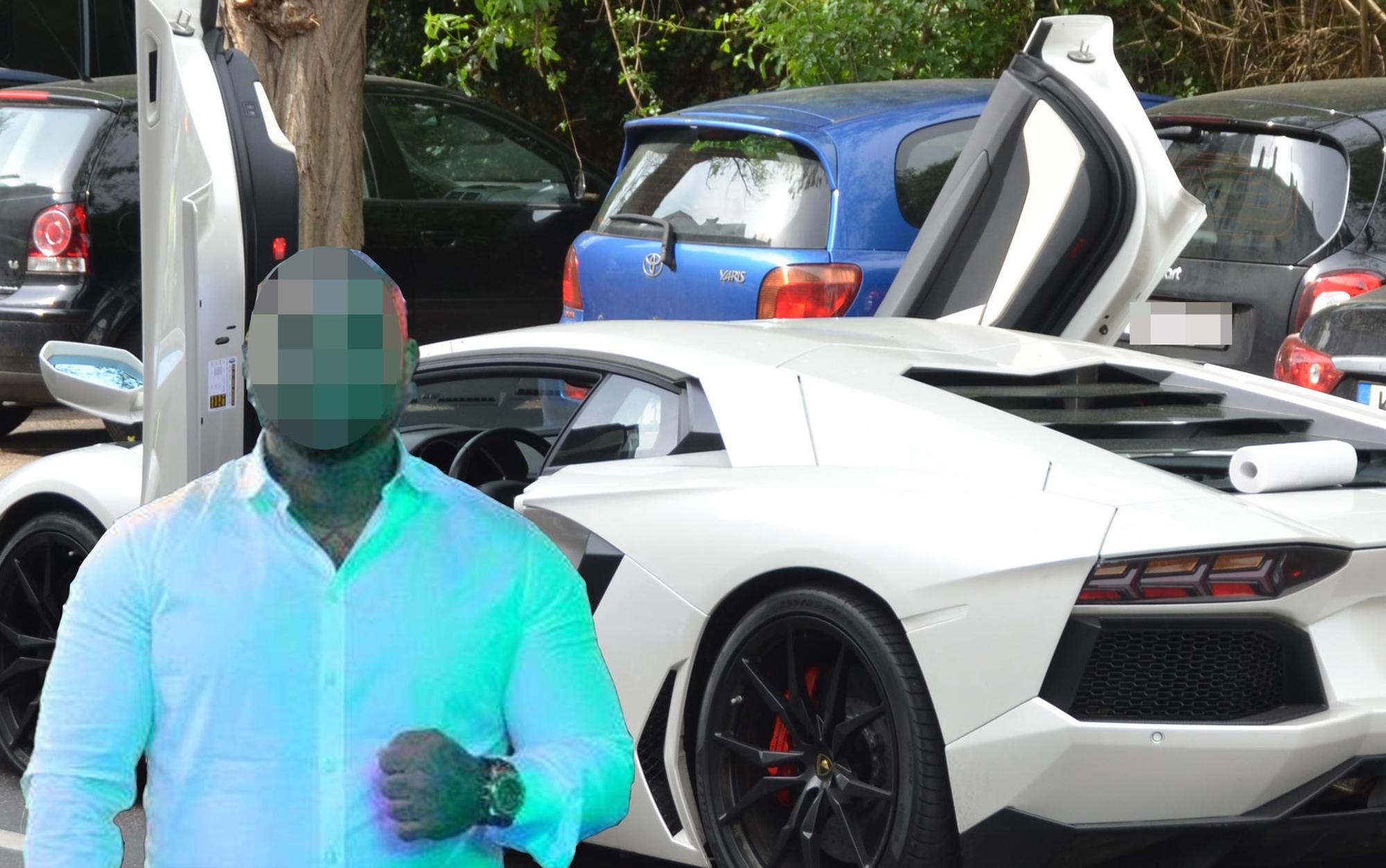 Ali P. steht vor einem Lamborghini.