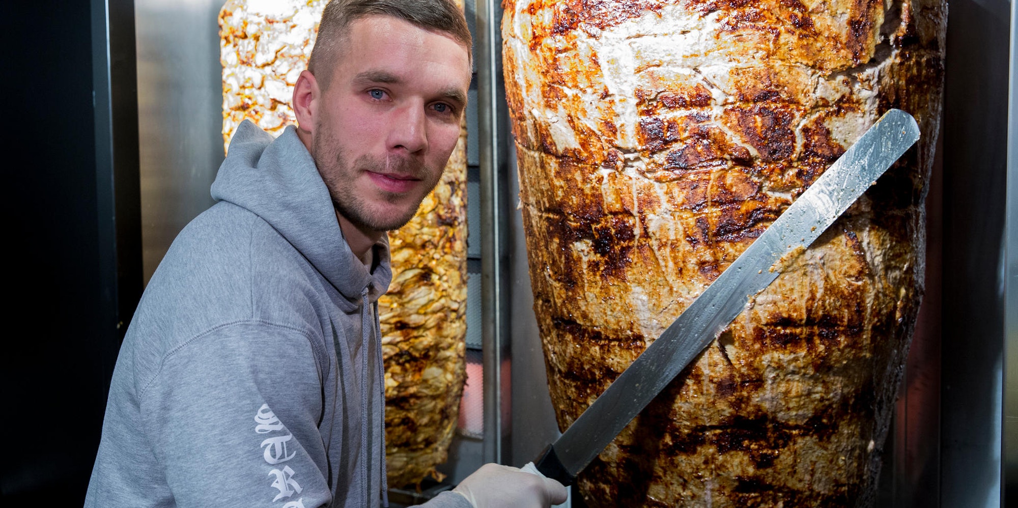 Lukas Podolski in einem seiner Dönerläden