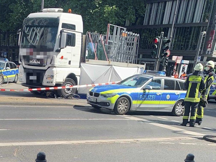 Nach dem tödlichen Lkw-Unfall im Mai 2020 mit einer Radfahrerin hat die Kölner Polizei die Unfallstelle am Friesenplatz in Köln abgesperrt.