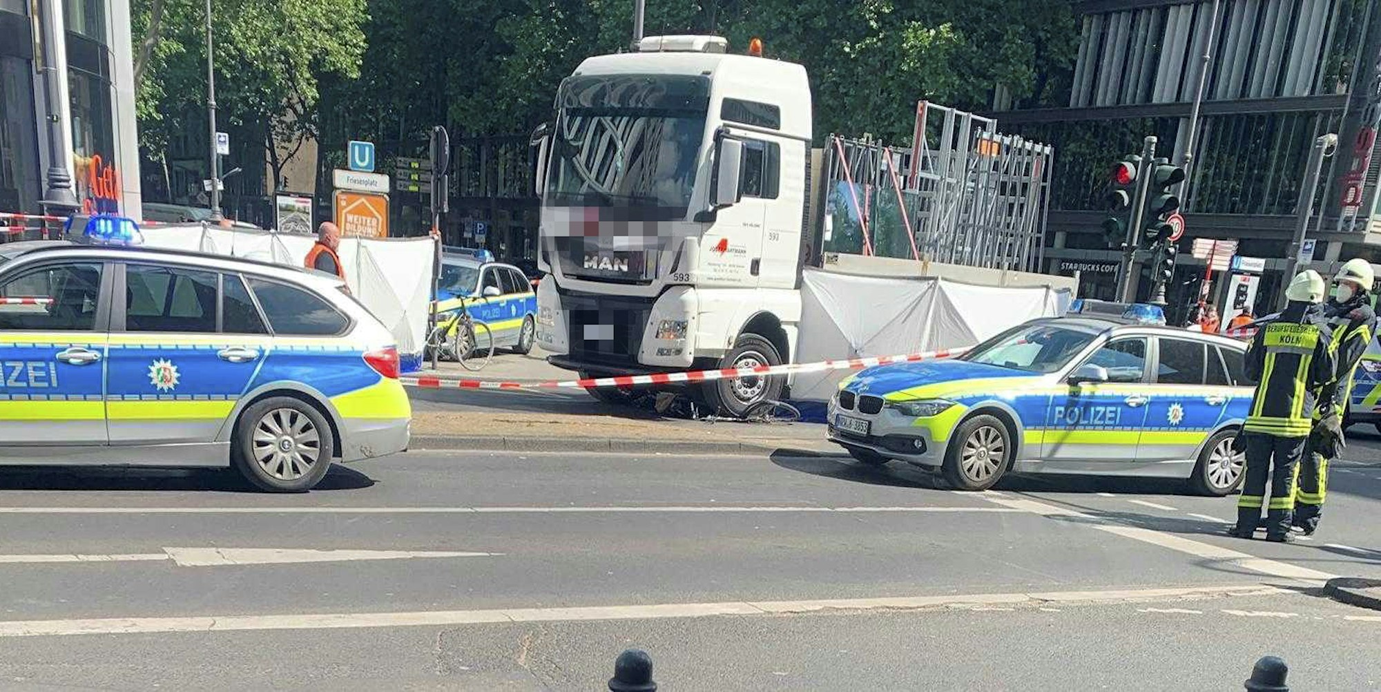 Nach dem tödlichen Lkw-Unfall im Mai 2020 mit einer Radfahrerin hat die Kölner Polizei die Unfallstelle am Friesenplatz in Köln abgesperrt.