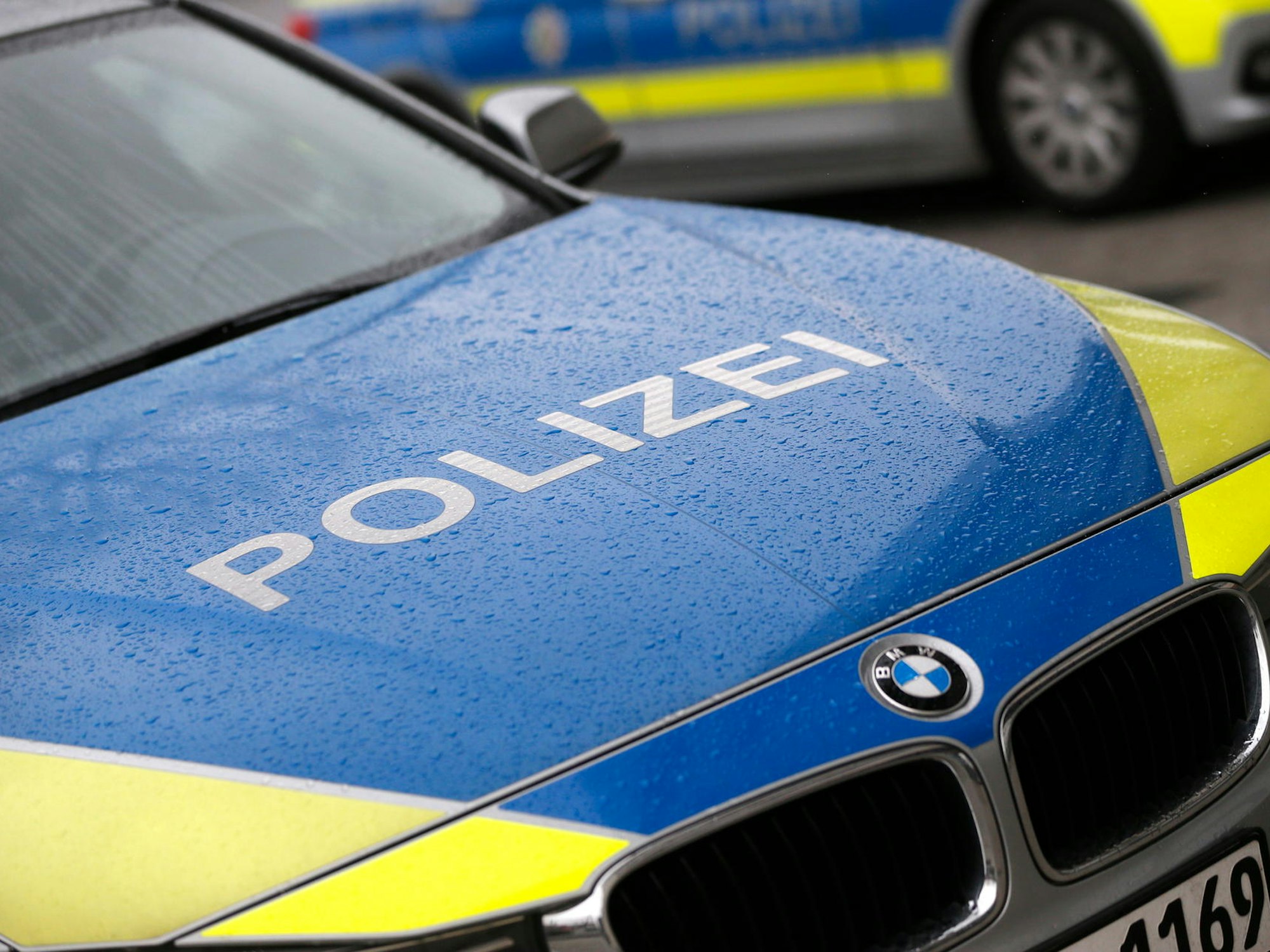 Polizeiautos sichern eine Einsatzstelle.