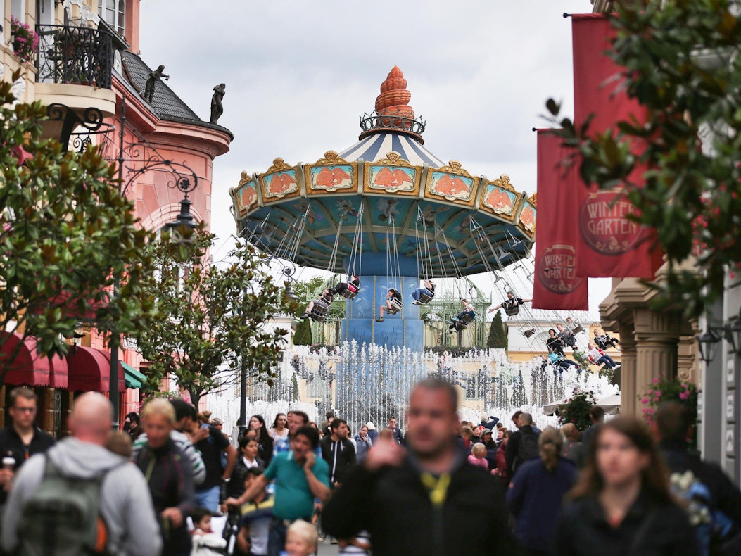 Besucher laufen durch das Phantasialand in Brühl.