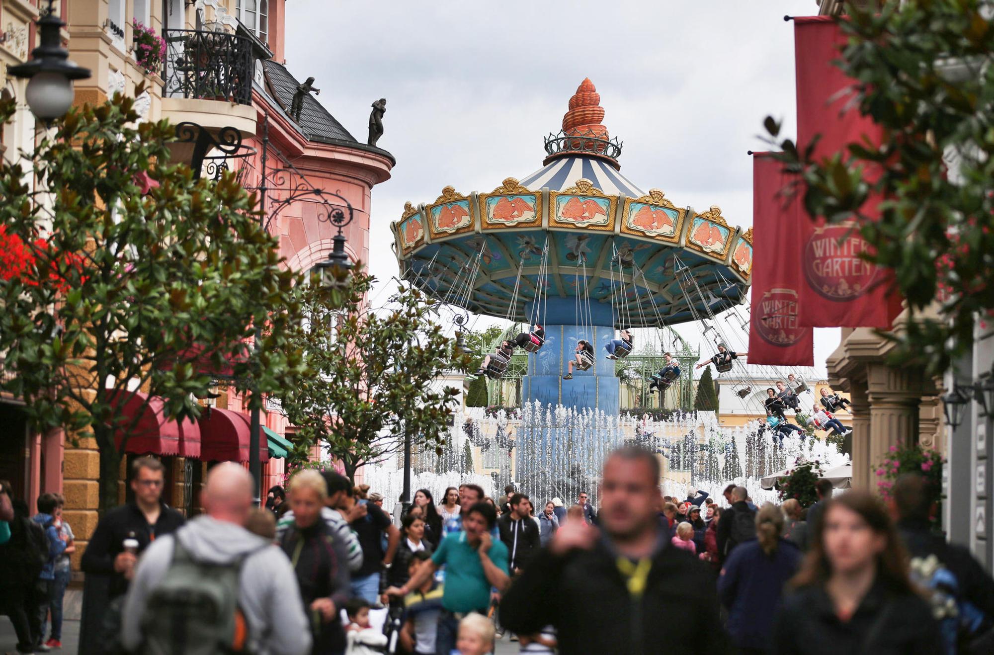 Besucher laufen durch das Phantasialand in Brühl.