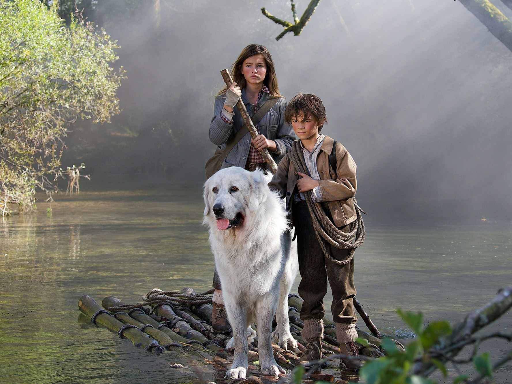 Felix Bossuet (rechts) als Sebastian, Thylane Blondeau als Gabriela und seine Hündin Belle sind in einer Szene aus dem Kinofilm „Sebastian und die Feuerretter” zu sehen.