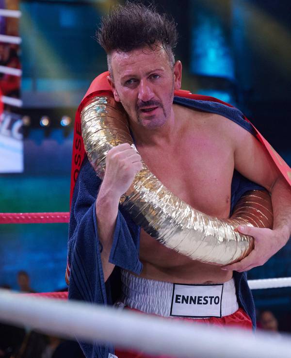Sänger Ennesto Monté freut sich bei der Sat.1-Fernsehshow „Das große Sat.1 Promiboxen“ über seinen Sieg.