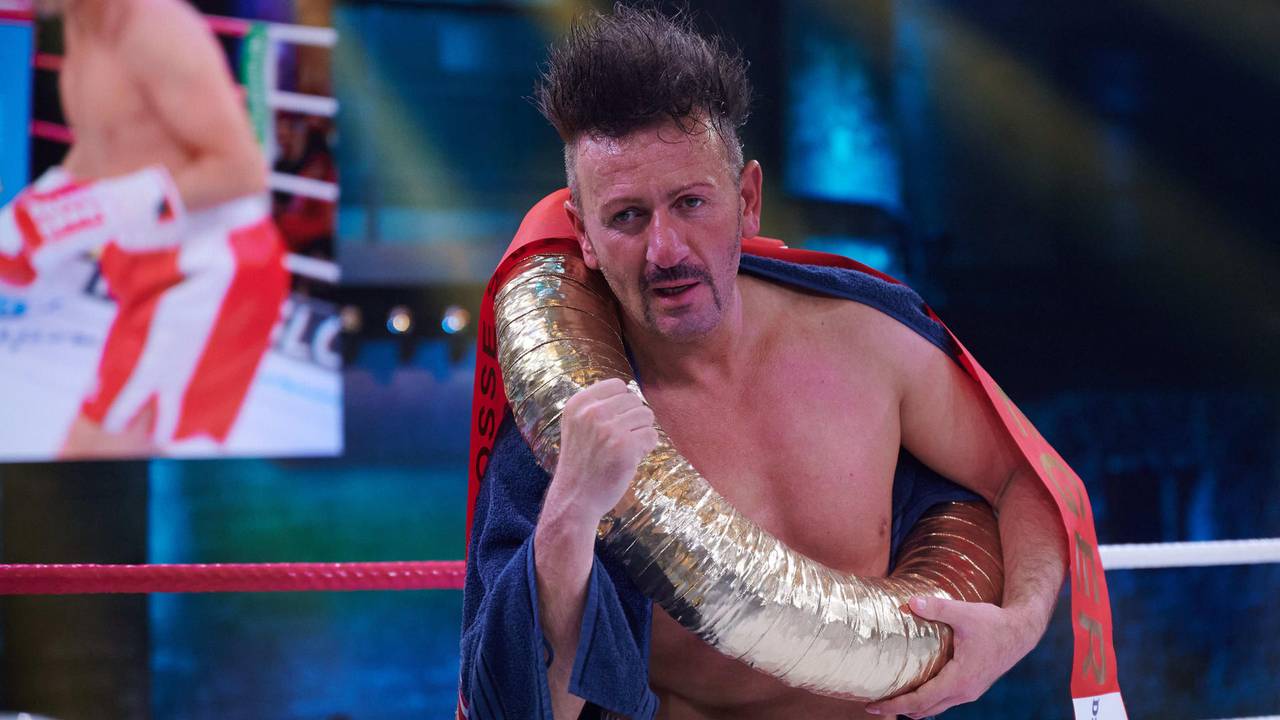 Sänger Ennesto Monté freut sich bei der Sat.1-Fernsehshow „Das große Sat.1 Promiboxen“ über seinen Sieg.