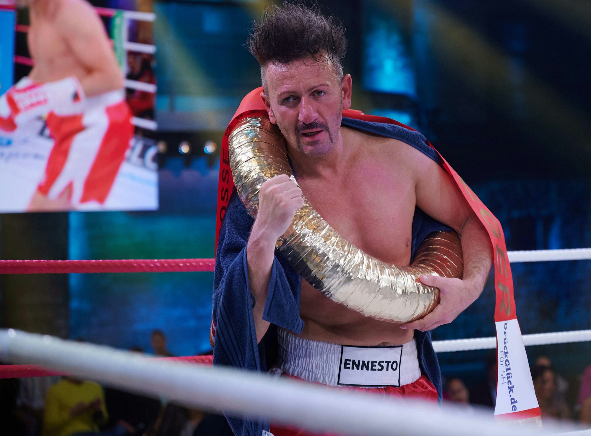 Sänger Ennesto Monté freut sich bei der Sat.1-Fernsehshow „Das große Sat.1 Promiboxen“ über seinen Sieg.