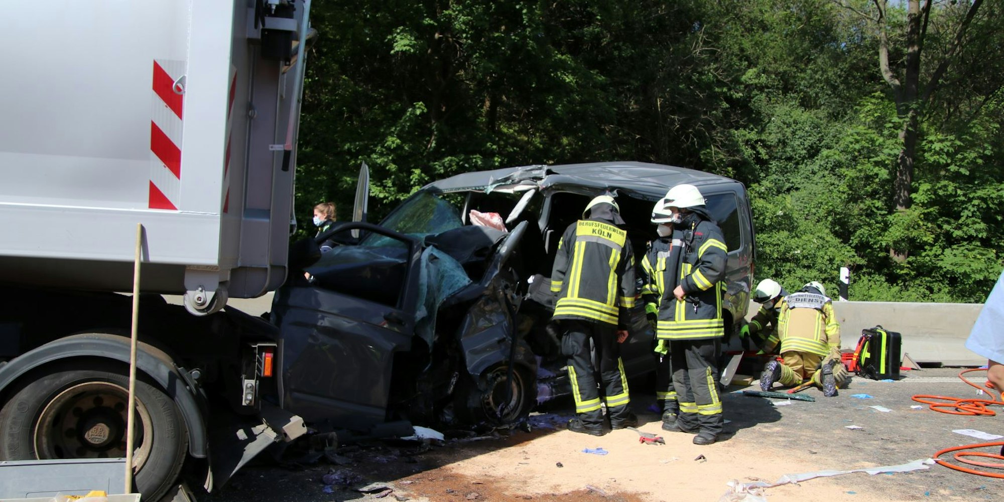 Schlimmer Unfall auf A555 Kölner Feuerwehr versucht eingeklemmte Person zu retten _03