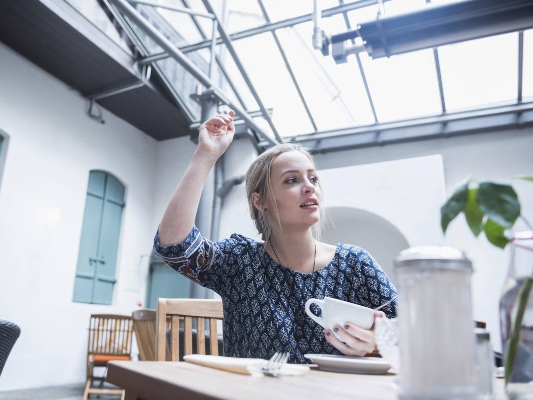 Eine Frau sitzt in einem Café.